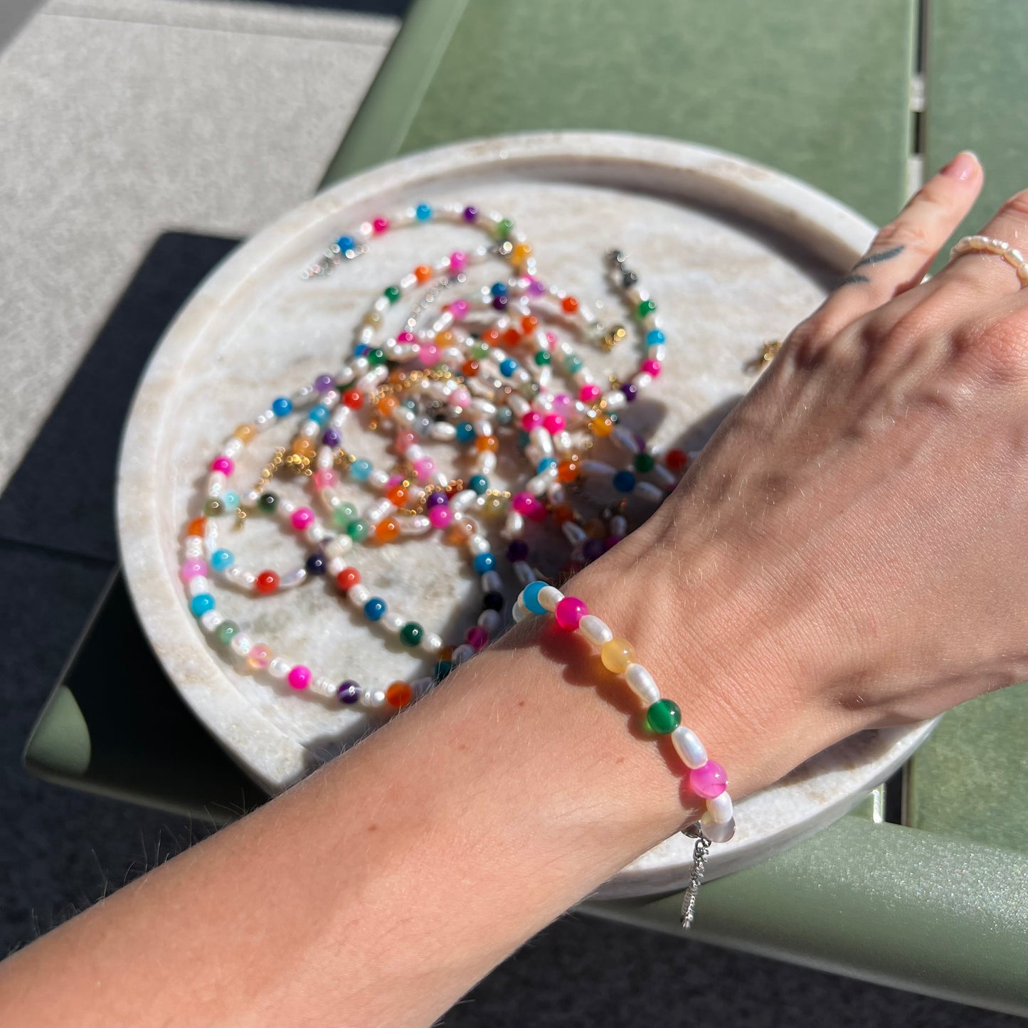 Perlový náramek DOPAMIN s barevným achátem